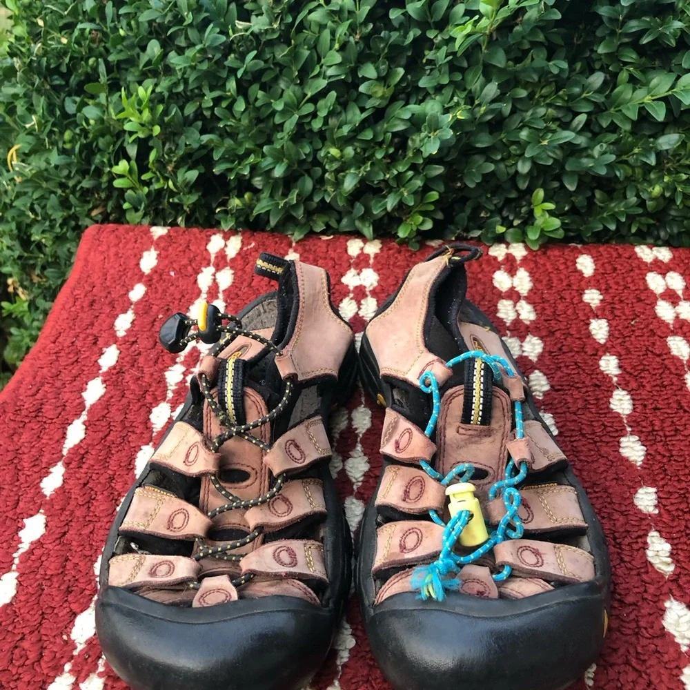 Keen Newport Men’s Brown Leather Sandals with Blue Lace Accents Size 7